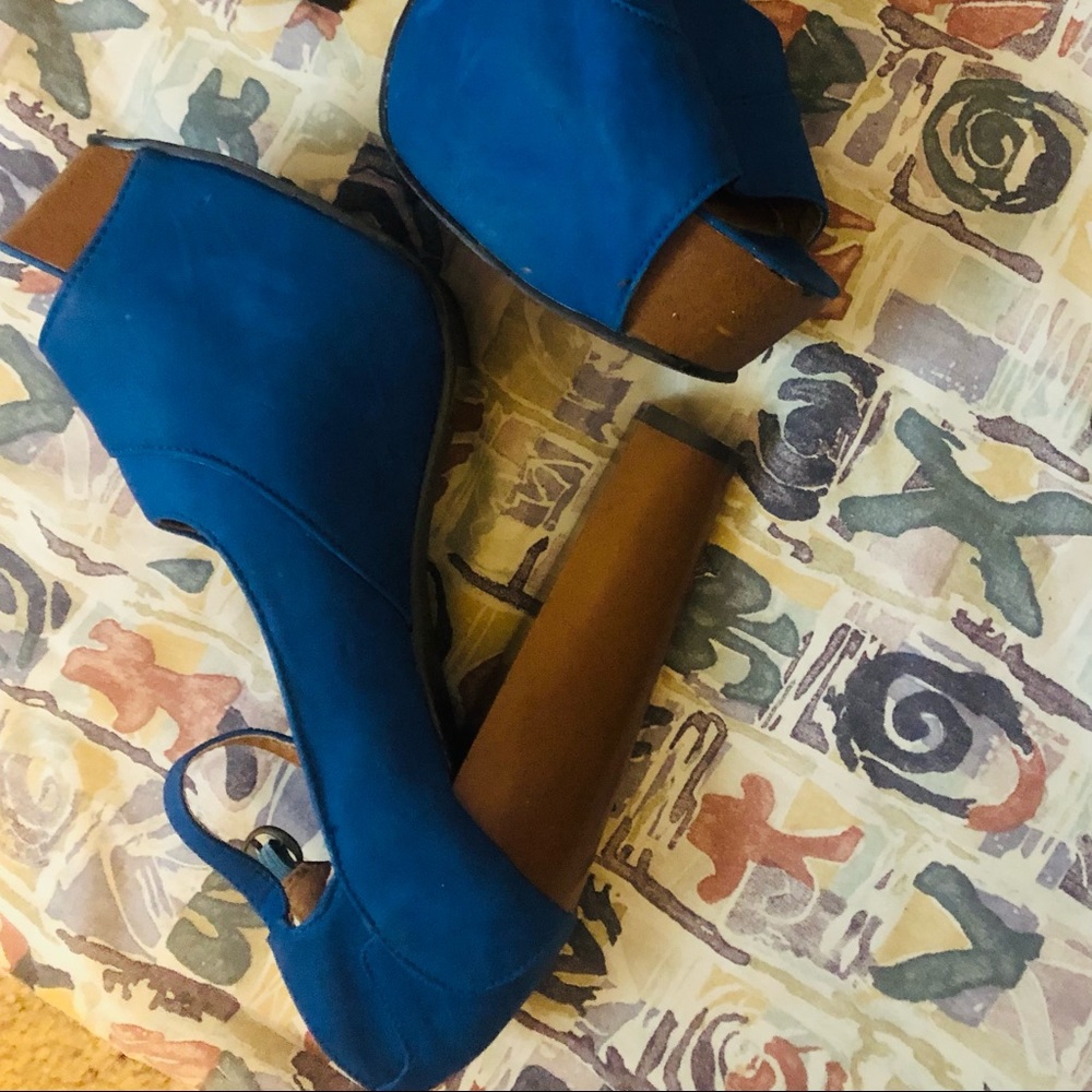 Pretty blue, fun platform heels